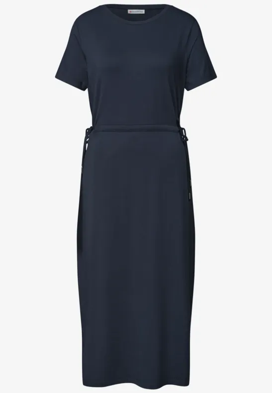Robe t-shirt bleu marine mi-longue, encolure ronde, manches courtes et ceinture à la taille.