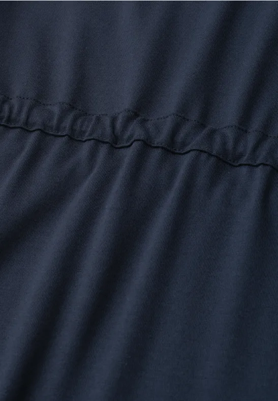 Tissu bleu marine foncé avec couture élastique et fronces fines
