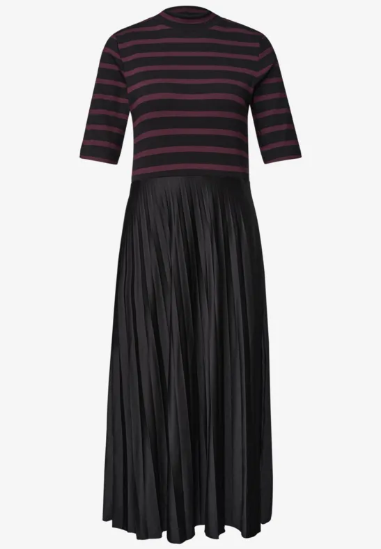 Schwarzes Midikleid mit halblangen Ärmeln, roten Streifen am Oberteil und plissiertem Rock.