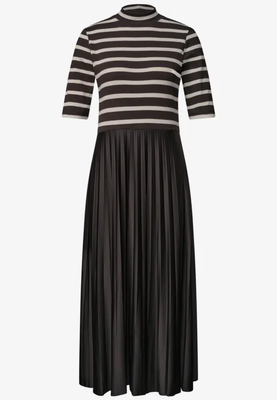 Robe noire à haut rayé noir et blanc, manches mi-longues et jupe longue plissée.