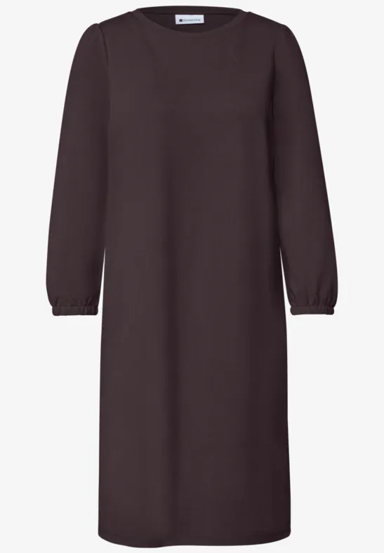 Schlichtes, knielanges dunkelbraunes Kleid mit Rundhalsausschnitt und langen Ärmeln.