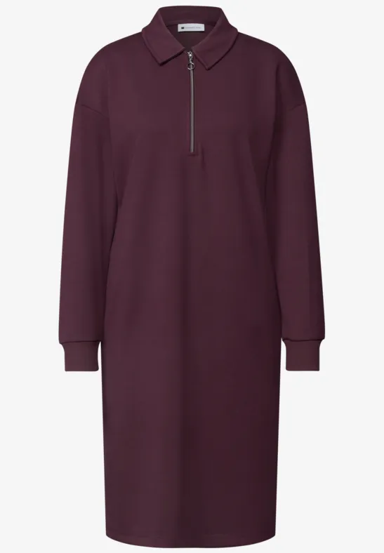 Schlichtes, beerenfarbenes Polokleid mit Reißverschluss und langen Ärmeln.