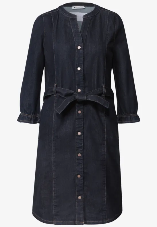 Robe en jean bleu foncé, boutons sur le devant, manches 3/4, ceinture à la taille et encolure arrondie.