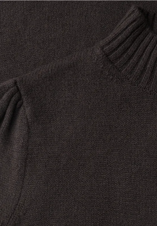 Brauner Strickpullover mit hohem, geripptem Stehkragen und dezenter Schulternaht