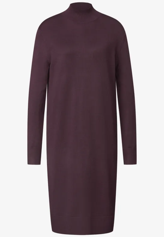 Robe en maille longue couleur prune, col roulé et manches longues, coupe décontractée jusqu'aux genoux.