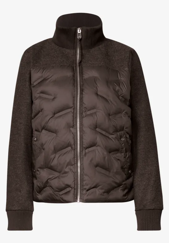 Schwarze Hybrid-Jacke mit gesteppter Front, Strickärmeln, Stehkragen, Reißverschluss und Taschen.