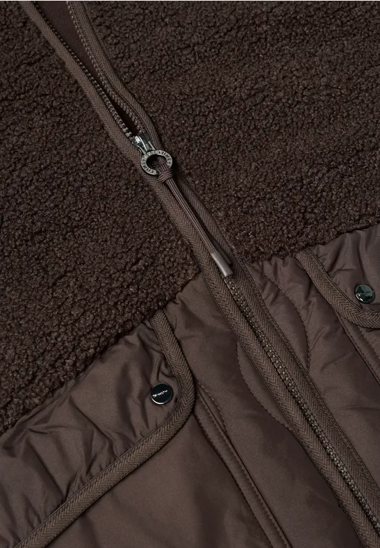 Braune Fleecejacke mit Reißverschluss und Druckknopftaschen, Detailansicht.