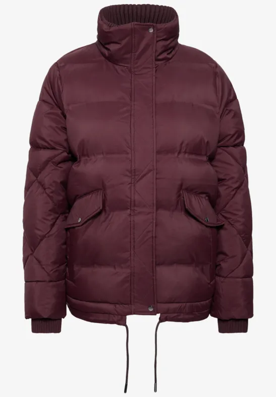 Bordeauxrote Steppjacke mit hohem Kragen, aufgesetzten Taschen und Kordelzug am Saum.