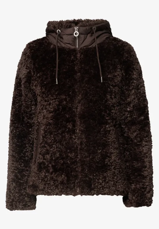 Donkerbruine, zachte teddy-hoodie met capuchon en trekkoord in pluche-achtig materiaal.