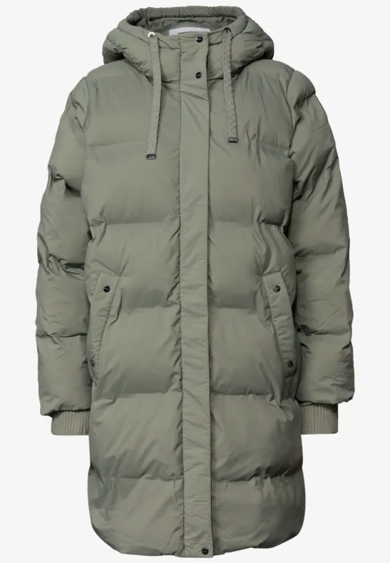 Langer grauer Steppmantel mit Kapuze, Reißverschluss und Taschen, perfekt für kaltes Wetter.