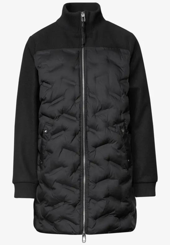 Manteau matelassé noir mi-long avec fermeture éclair et manches en maille.