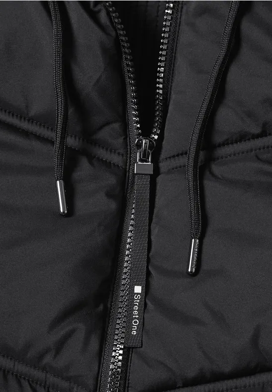 Schwarz gesteppte Jacke mit Kapuze, Reißverschluss und Kordelzug-Nahaufnahme