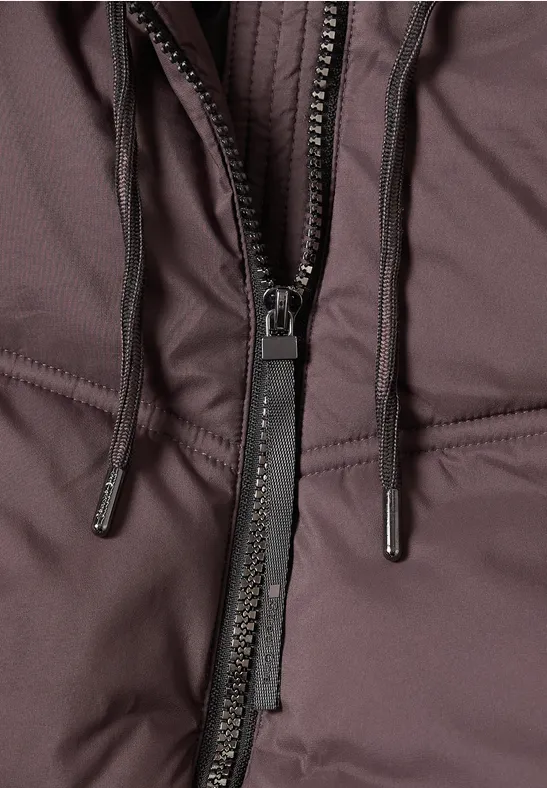 Gros plan d'une veste marron avec fermeture éclair et cordons.