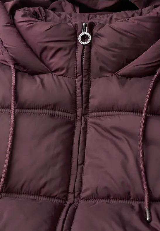 Bordeauxrote Steppjacke mit Kapuze, Reißverschluss und Kordelzug am Kragen.