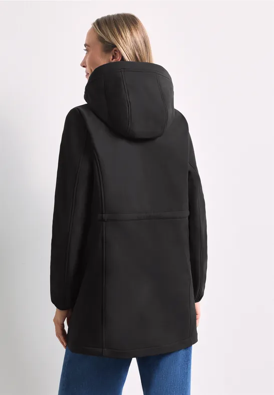Vue arrière d'une femme portant une veste à capuche noire.