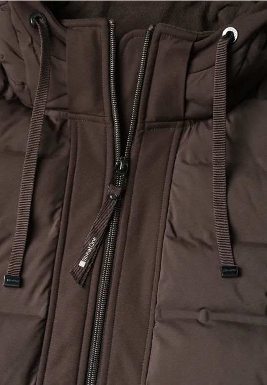 Parka matelassé marron avec double zip et cordon de capuche.
