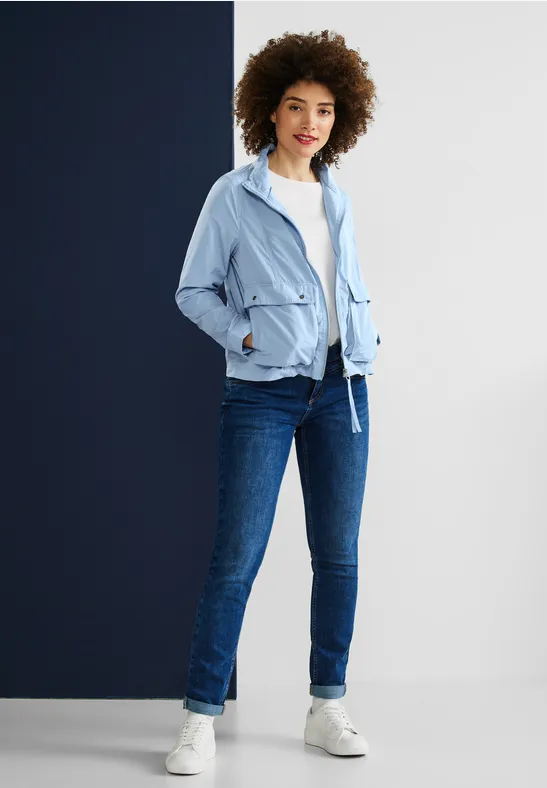 Moderner Windbreaker happy blue