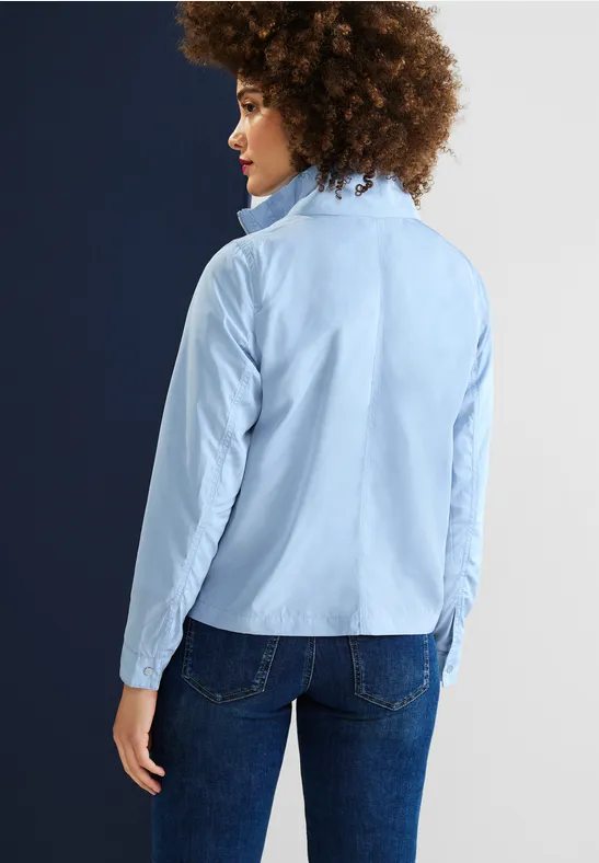 Moderner Windbreaker happy blue