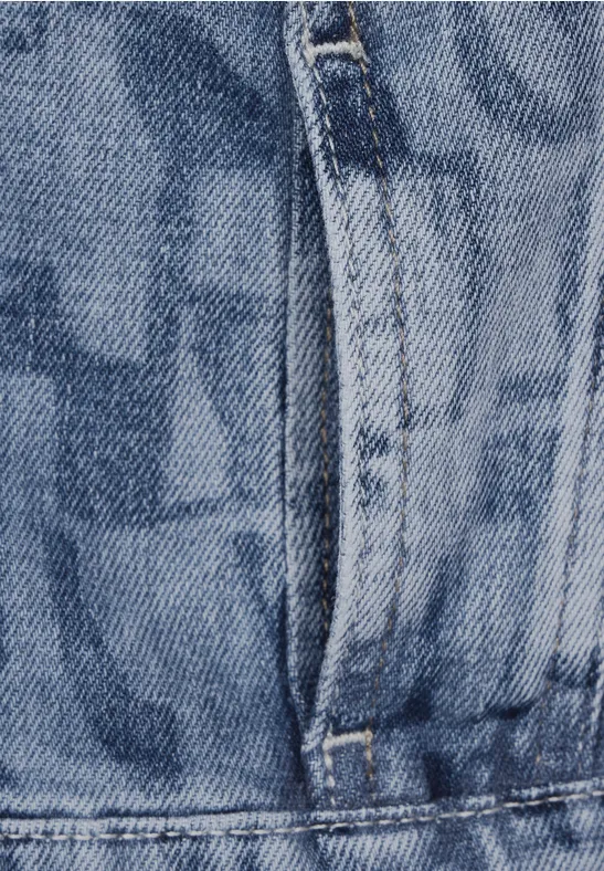 Close-up van een blauwe spijkerbroek met zichtbare zak.