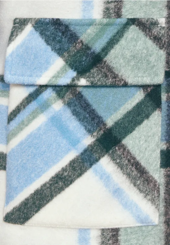 Close-up van een geruite stoffen zak in blauw, groen en wit.