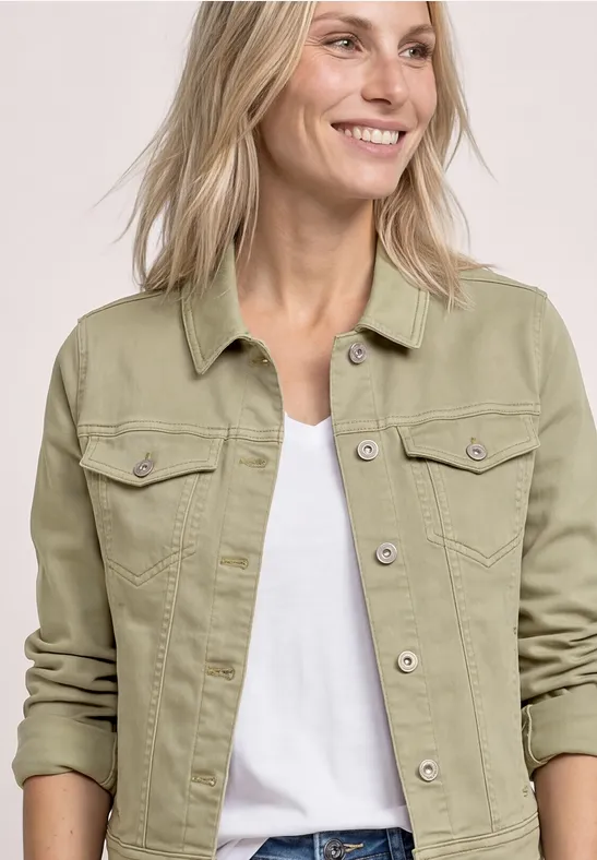 Person mit khakigrüner Jacke und weißem T-Shirt, Gesicht nicht erkennbar.