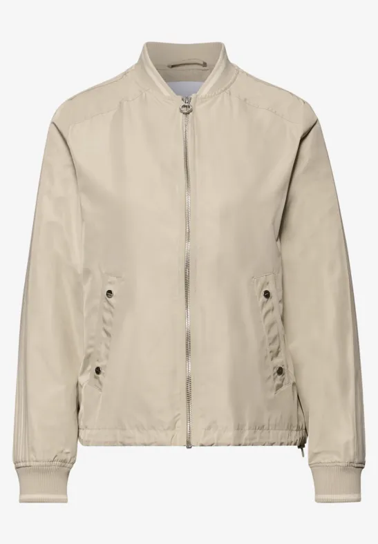 Beige Bomberjacke mit Reißverschluss, Rippbündchen an Ärmeln und Saum, seitliche Taschen mit Druckknöpfen