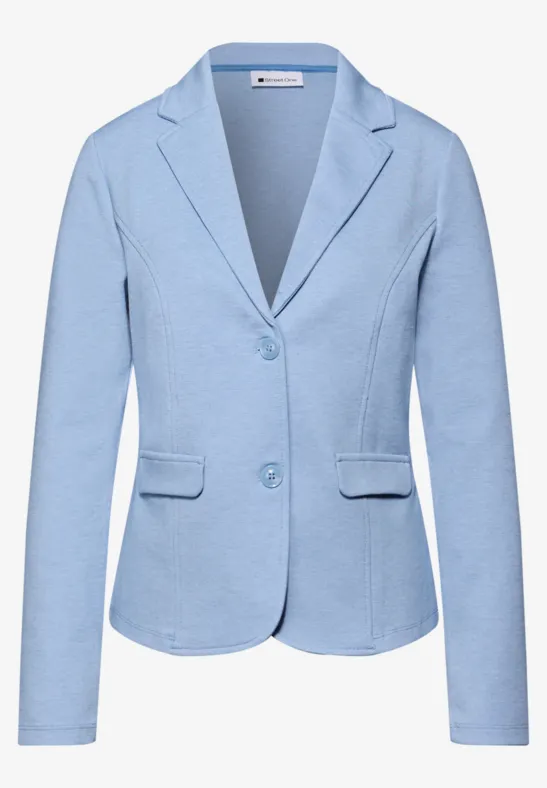 Hellblauer Damenblazer mit zwei Knöpfen, Notch-Revers und aufgesetzten Taschen.