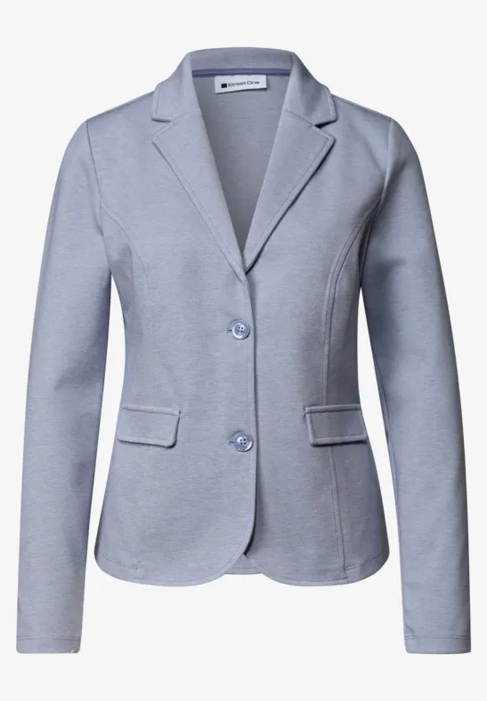 Lichtgrijze blazer met revers, twee knopen en opgestikte zakken.