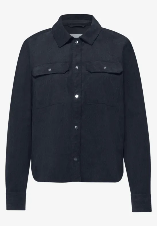 Donkerblauwe overshirt met lange mouwen, twee borstzakken en knoopsluiting.