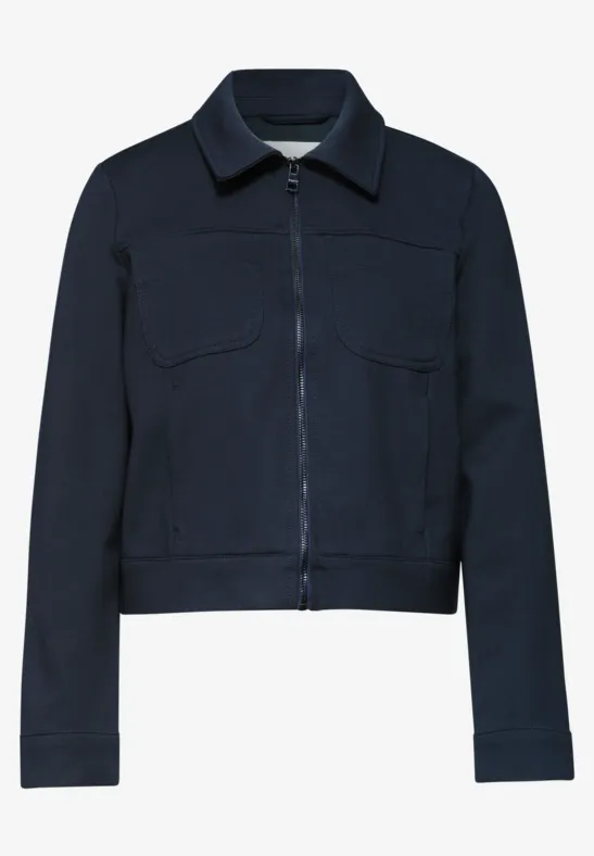 Dunkelblaue, gerade geschnittene Jacke mit Reißverschluss und aufgesetzten Brusttaschen.