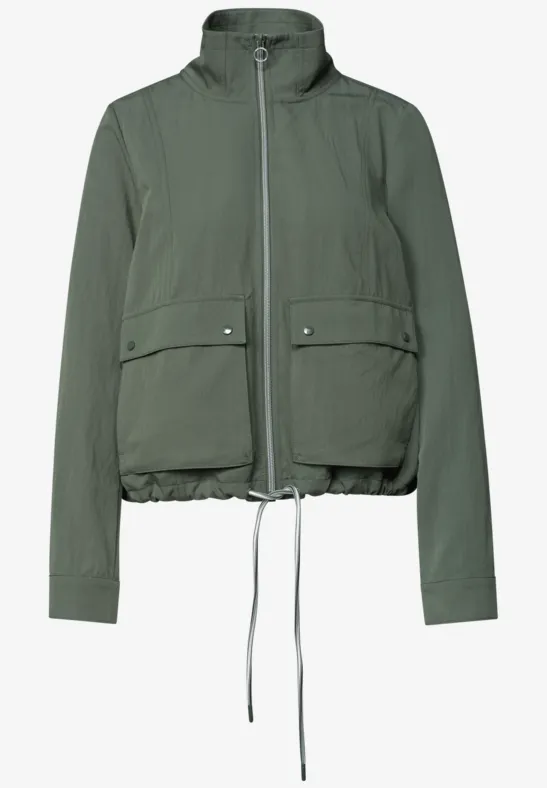 Leichte khakigrüne Jacke mit hohem Kragen, Reißverschluss, zwei Pattentaschen und Kordelzug im Saum.