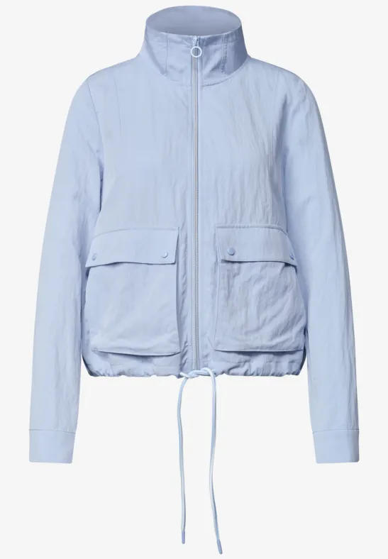 Hellblaue, leichte Steppjacke mit Stehkragen, Reißverschluss, zwei Klappentaschen und Kordelzug am Saum
