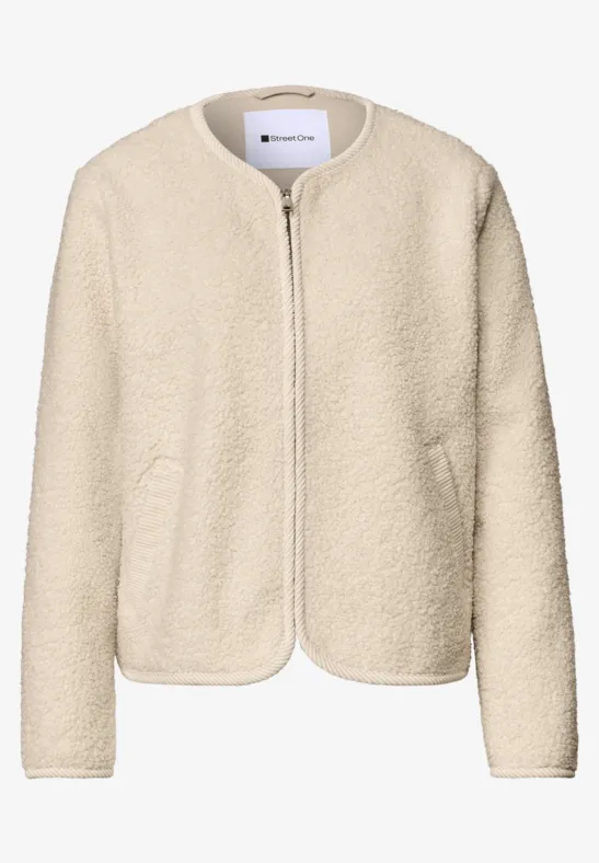 Hellbeige Teddy-Jacke mit Rundhalsausschnitt und Reißverschluss, weicher Fleece-Stoff.