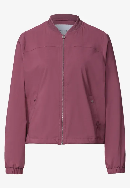 Une veste bomber rose foncé unie avec zip frontal et poches latérales.
