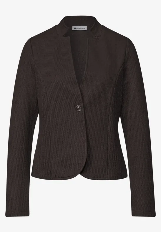 Blazer femme cintré de couleur foncée, manches longues et fermeture à un bouton.
