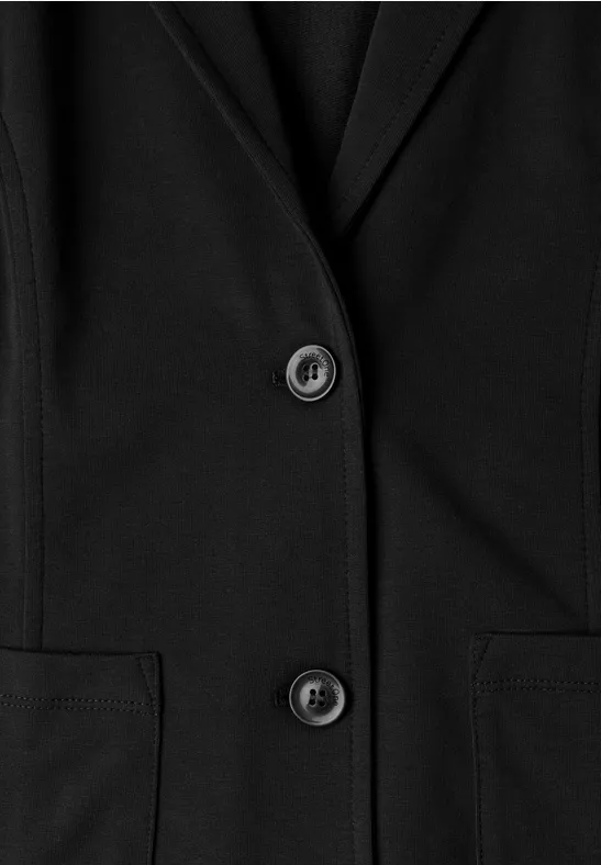 Schwarzer Blazer mit zwei Knöpfen und seitlichen Taschen.