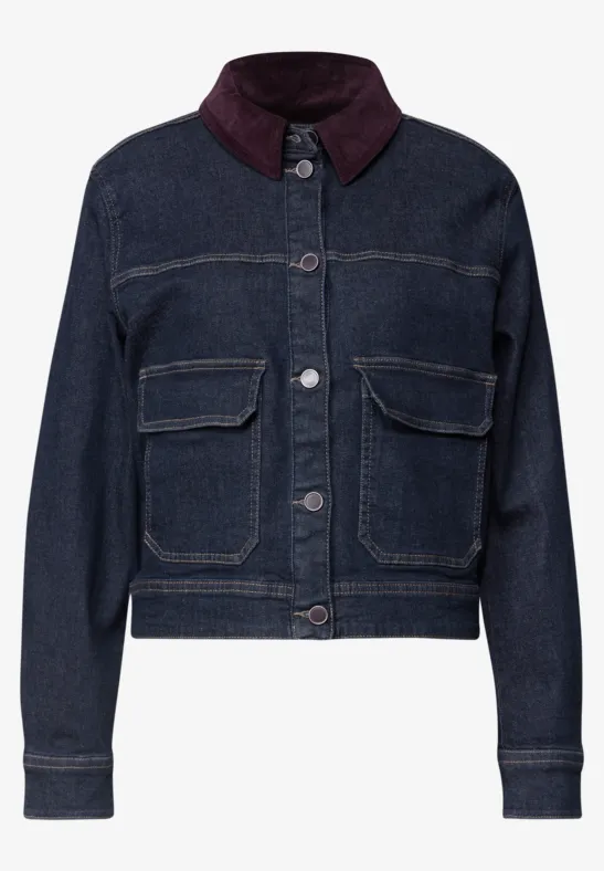 Dunkelblaue Jeansjacke mit rotem Kragen, Knopfleiste und zwei aufgesetzten Brusttaschen.