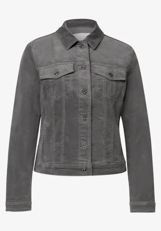 Dunkelgraue Jeansjacke mit Kragen, durchgehender Knopfleiste und aufgesetzten Brusttaschen.