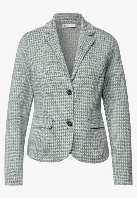 Licht getailleerde damesblazer in groen-wit tweed met reverskraag en twee knopen.