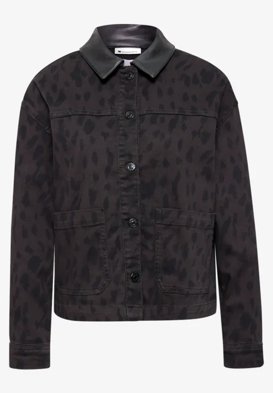 Veste sombre en jean à col chemise, motif léopard discret, fermeture par pressions et poches.