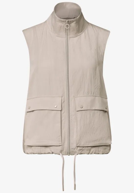 Beige Ärmellose Weste mit Stehkragen, Reißverschluss, aufgesetzten Taschen und verstellbarem Saum.