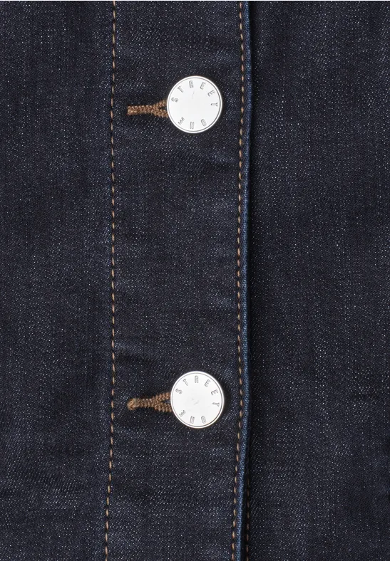 Veste en jean bleu foncé avec patte de boutonnage et gros boutons métalliques argentés
