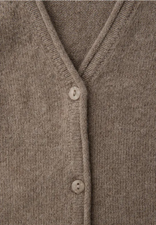 Braun-grauer Strickcardigan mit V-Ausschnitt und zwei Knöpfen.