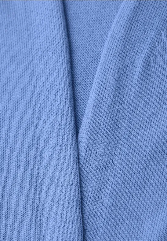 Nahaufnahme eines hellblauen Strickstoffes mit feiner Textur