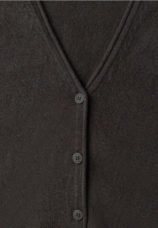 Schwarzer Kurzcardigan mit V-Ausschnitt und drei Knöpfen, weiches Strickmaterial.