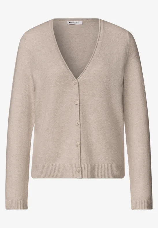 Beiger, taillierter Damen-Cardigan aus weichem Strick mit V-Ausschnitt und Knopfleiste.