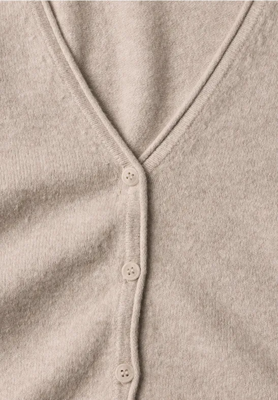 Beige gestrickter Cardigan mit V-Ausschnitt und Knöpfen.