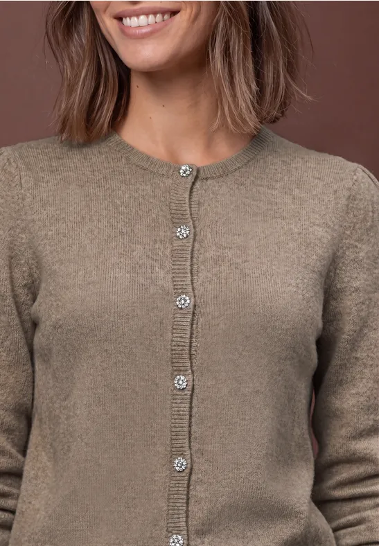 Frau in taupefarbenem, gestricktem Cardigan mit Rundhalsausschnitt und silbernen Knöpfen