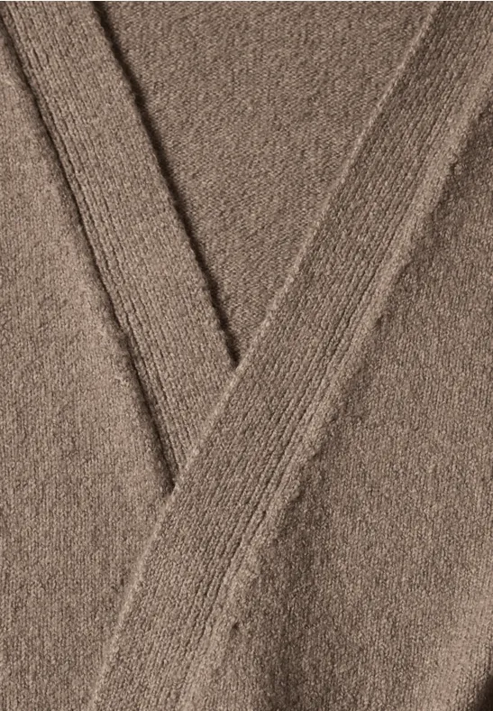 Close-up van een bruine terry badjas met overlappende kraag.