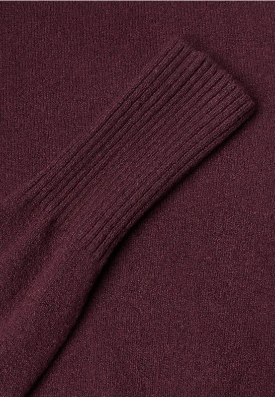 Fein gestrickter, dunkelroter Pullover mit geripptem Ärmelbündchen